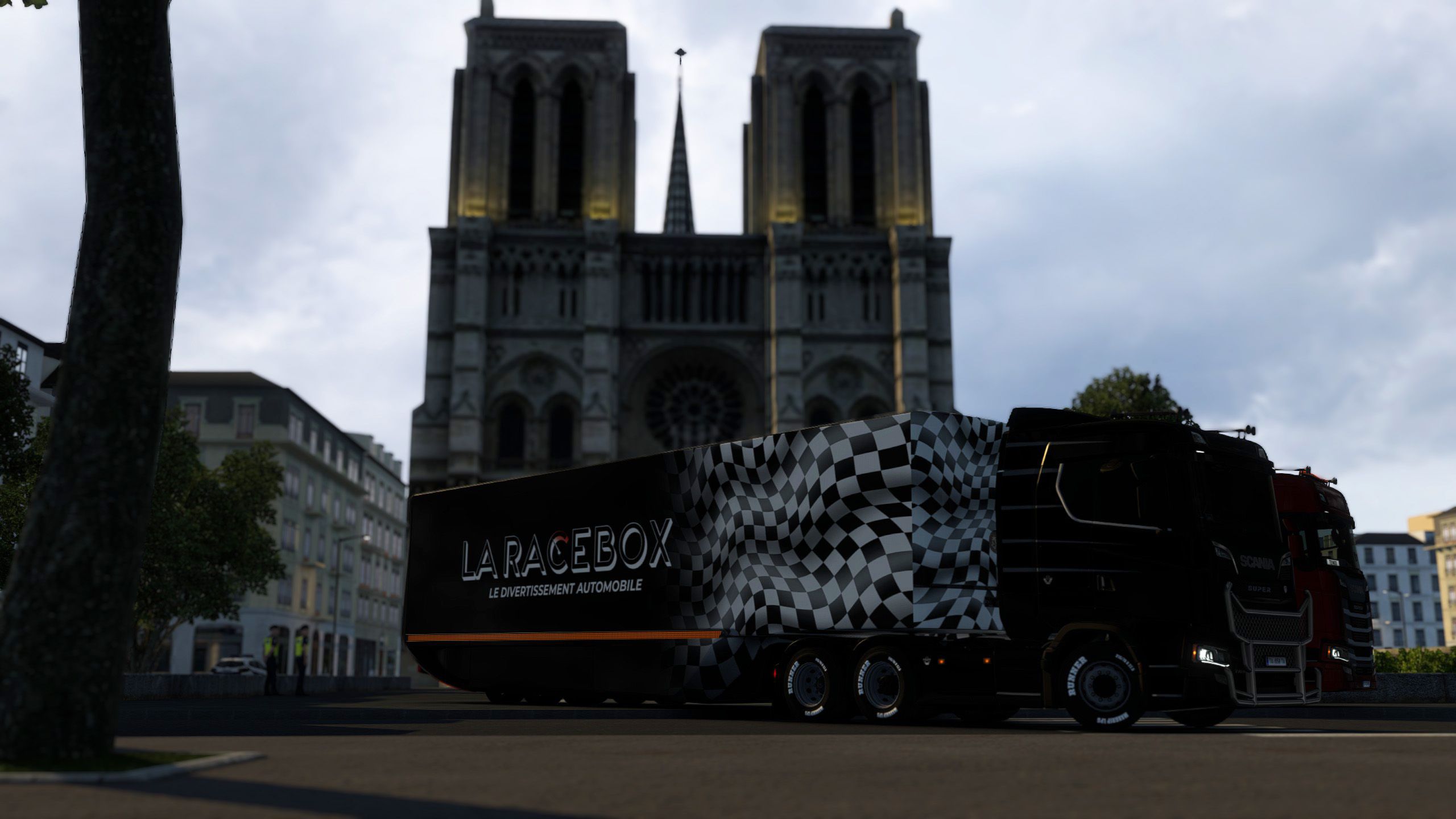 La remorque garée devant Notre-Dame